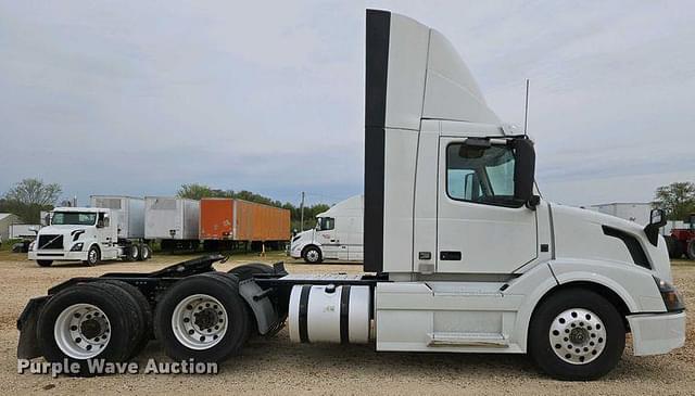 Image of Volvo VNL equipment image 3