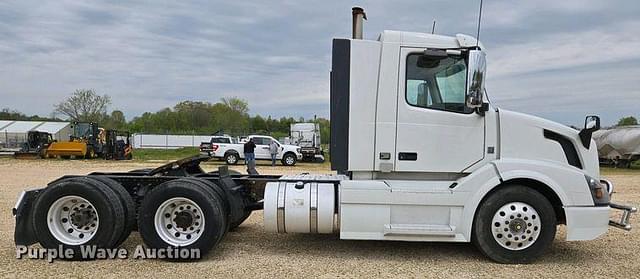 Image of Volvo VNL equipment image 3