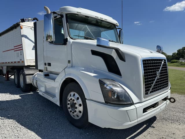 Image of Volvo VNL62T300 equipment image 3