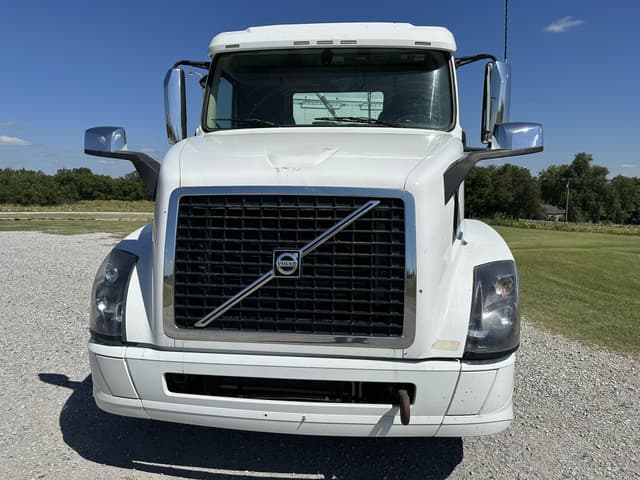Image of Volvo VNL62T300 equipment image 2