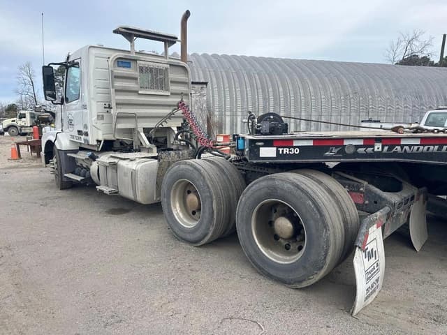 Image of Volvo VNL64 equipment image 4