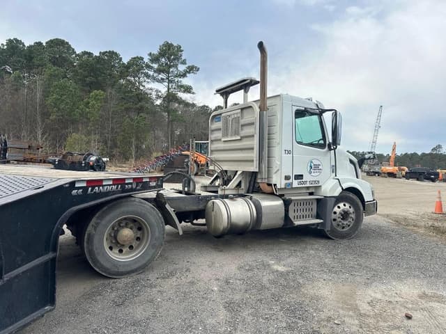 Image of Volvo VNL64 equipment image 3