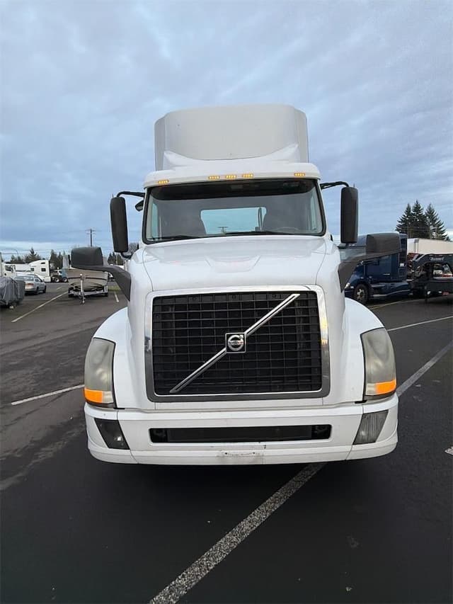Image of Volvo VNL64T300 equipment image 2