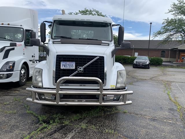 Image of Volvo VNL64T300 equipment image 4