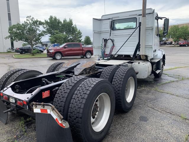 Image of Volvo VNL64T300 equipment image 2