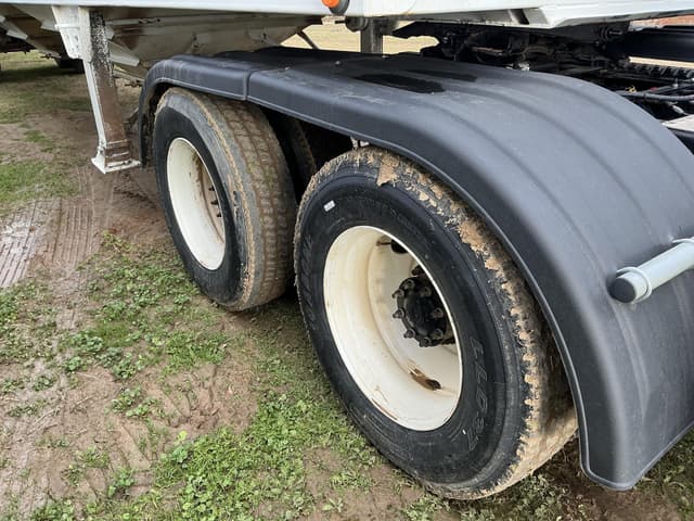 Image of Volvo VNL64T300 equipment image 4