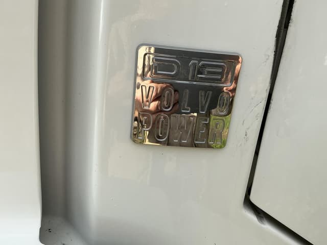 Image of Volvo VNL64T300 equipment image 3