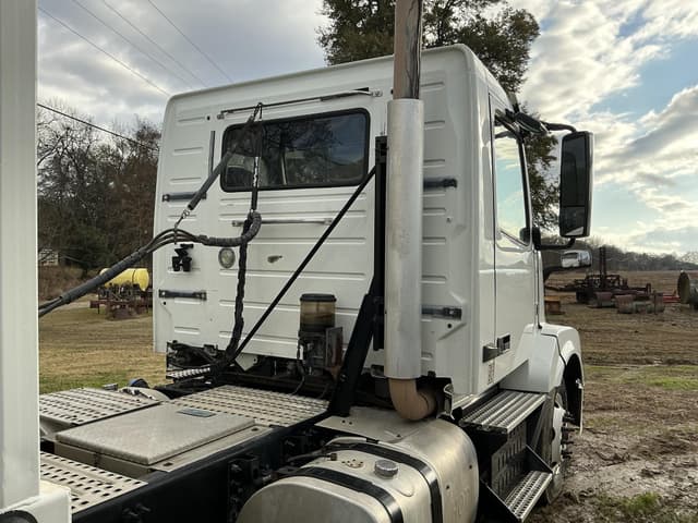Image of Volvo VNL64T300 equipment image 2