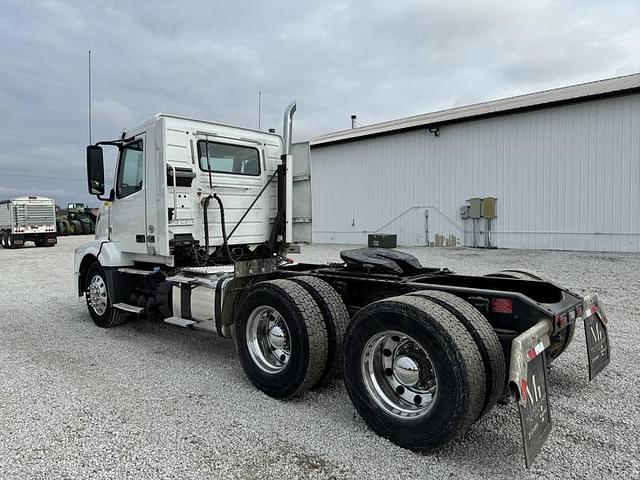 Image of Volvo VNL64T300 equipment image 1