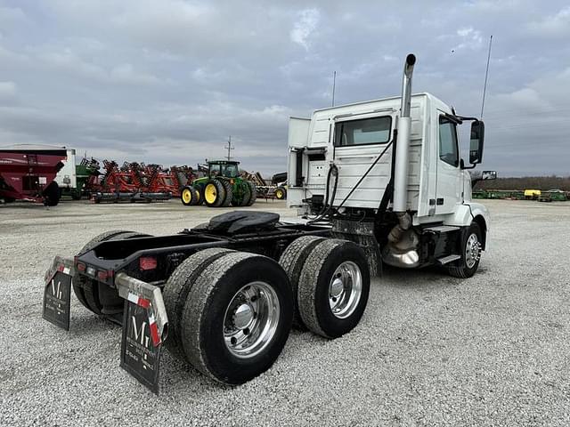 Image of Volvo VNL64T300 equipment image 3