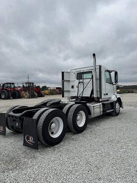 Image of Volvo VNL64T300 equipment image 4