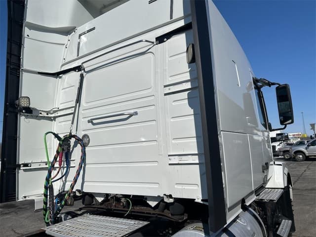 Image of Volvo VNL64T630 equipment image 3