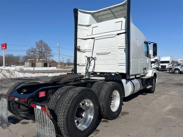 Image of Volvo VNL64T630 equipment image 4