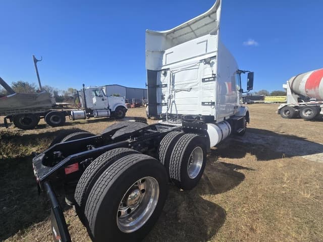 Image of Volvo VNL64T630 equipment image 4