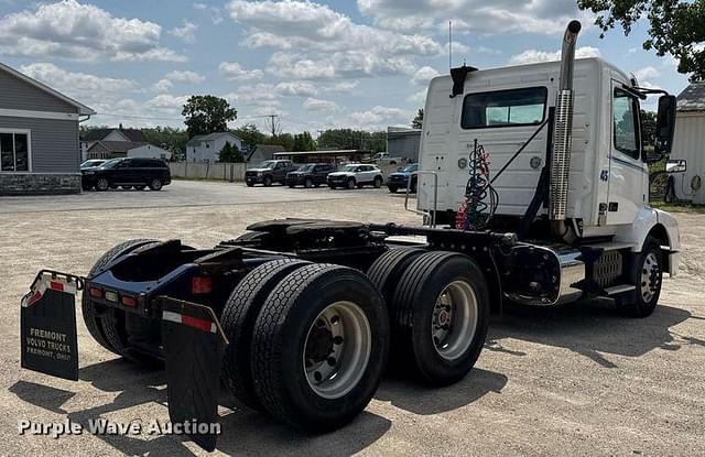 Image of Volvo VNM equipment image 4
