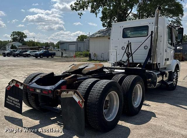 Image of Volvo VNM equipment image 4