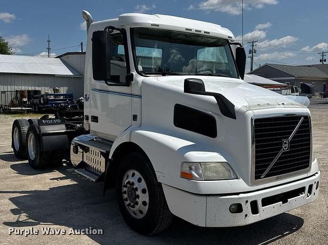 Image of Volvo VNM equipment image 2