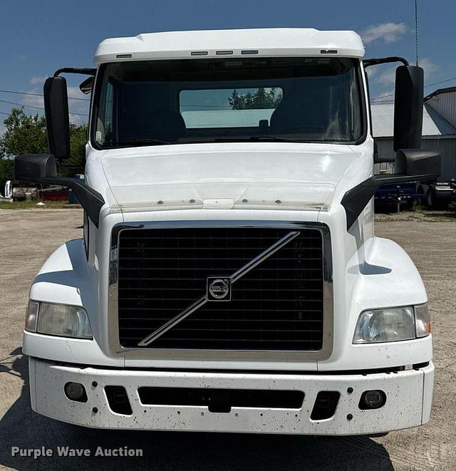 Image of Volvo VNM equipment image 1