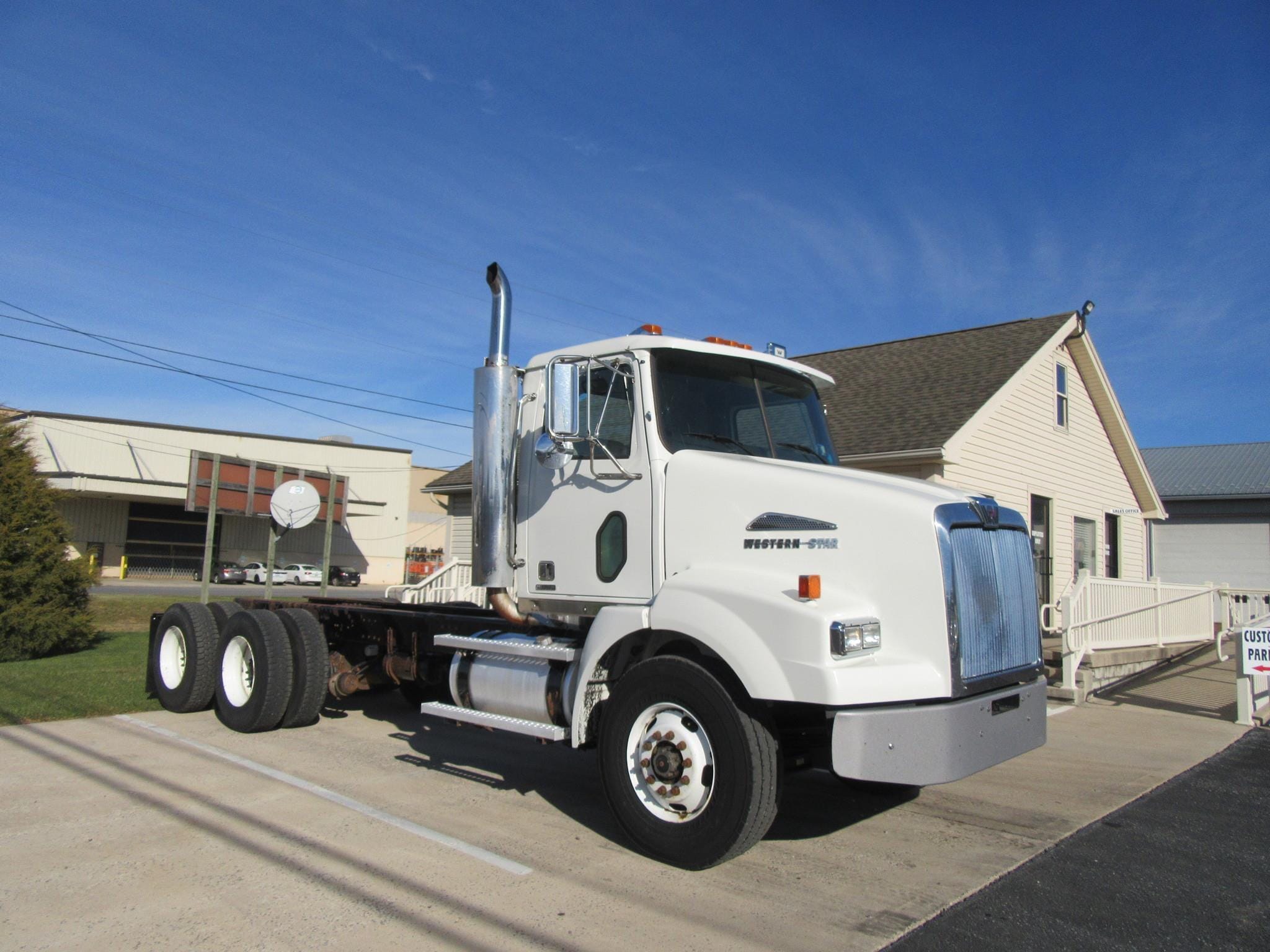 2017 Western Star 4800 Equipment Image0
