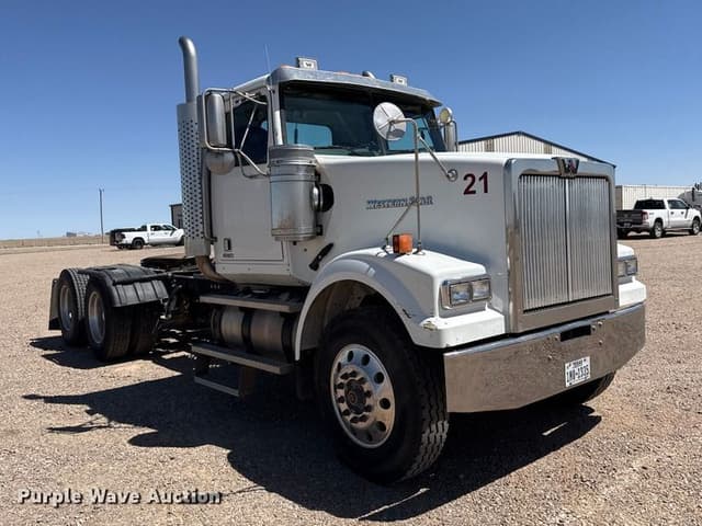 Image of Western Star W4900SF equipment image 2