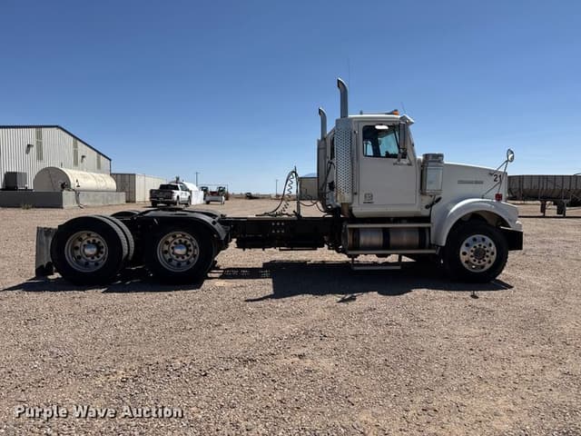 Image of Western Star W4900SF equipment image 3