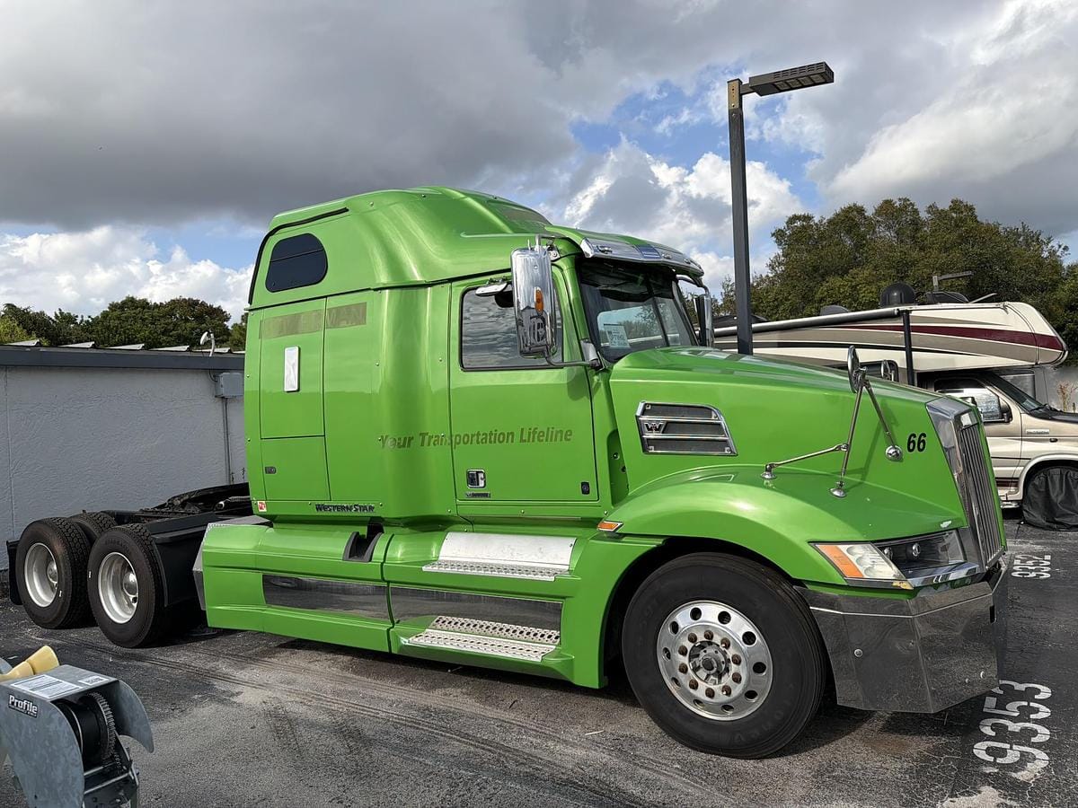 2017 Western Star 5700XE Equipment Image0