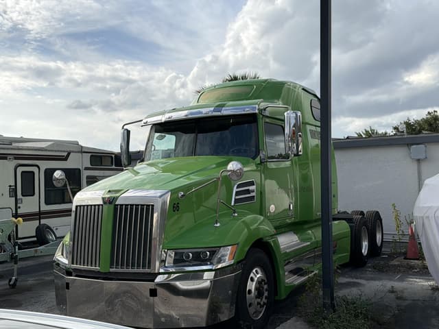 Image of Western Star 5700XE equipment image 2