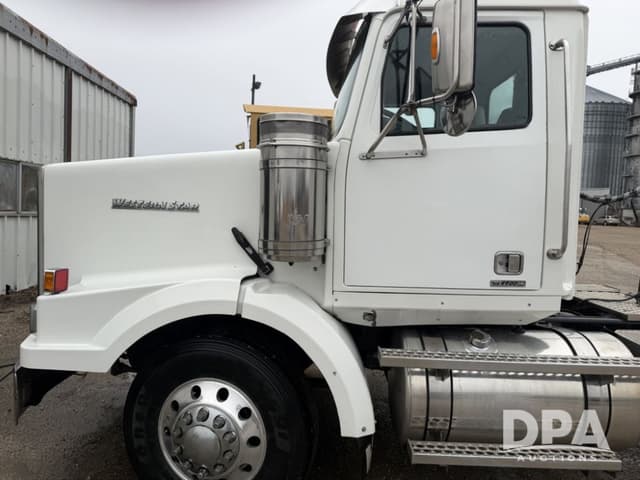 Image of Western Star 4900SB equipment image 4