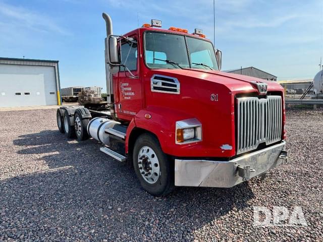 Image of Western Star W4700SB equipment image 4