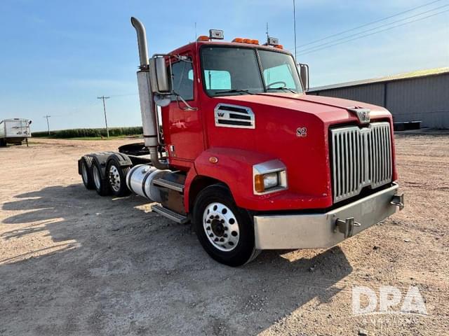 Image of Western Star W4700SB equipment image 4