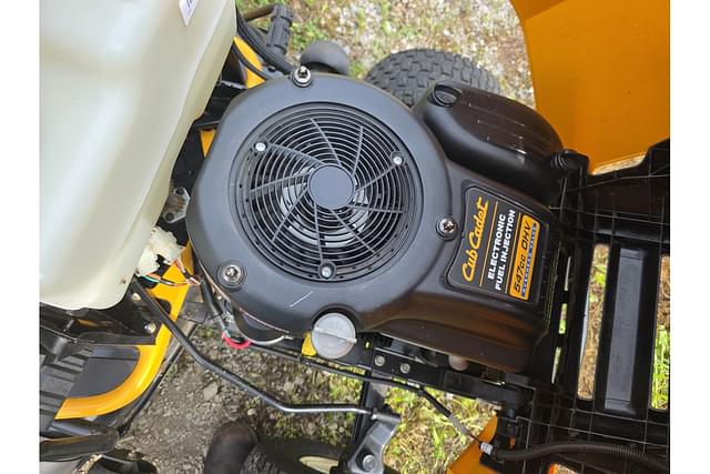 Image of Cub Cadet XT1 LT42 equipment image 3