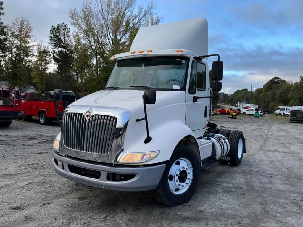 2017 International 8600 Equipment Image0