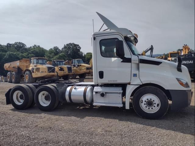 Image of Freightliner Cascadia equipment image 2