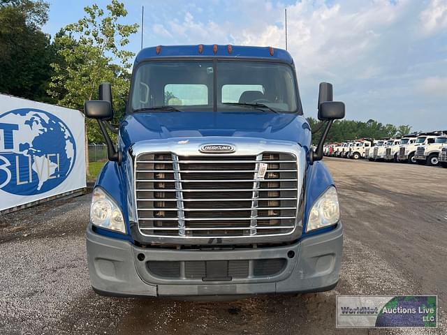 Image of Freightliner Cascadia 113 equipment image 2