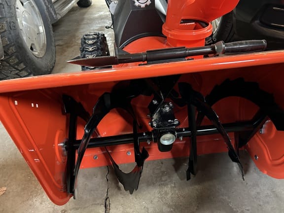 2018 Ariens Deluxe 28 SHO Equipment Image0