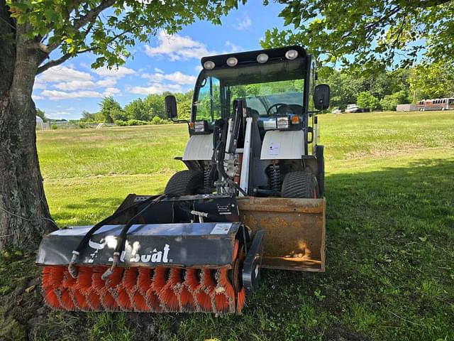 Image of Bobcat Toolcat 5600 equipment image 1