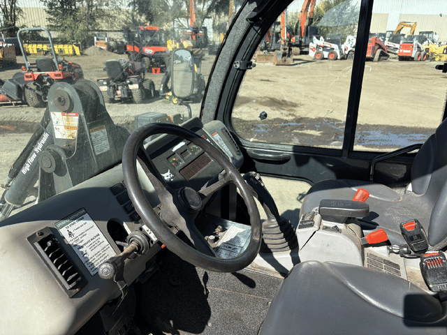 Image of Bobcat Toolcat 5600 equipment image 1