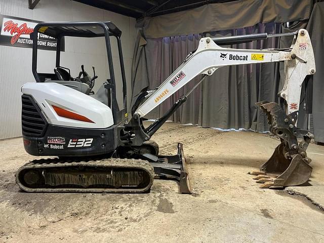 Image of Bobcat E32 equipment image 4