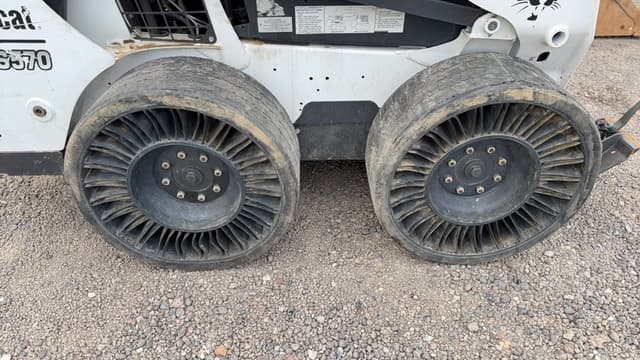 Image of Bobcat S570 equipment image 4