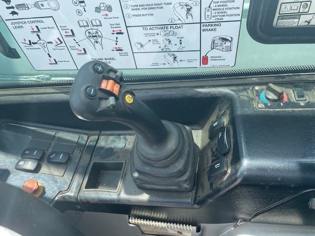 Image of Bobcat V519 equipment image 2