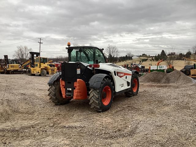 Image of Bobcat V723 equipment image 3