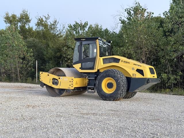 Image of Bomag BW211D-5 equipment image 2
