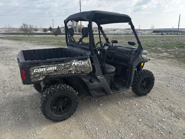 Image of Can-Am Defender HD10 equipment image 4