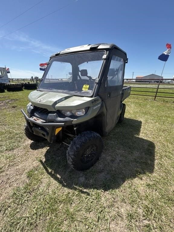 2018 Can-Am Defender HD9 Equipment Image0