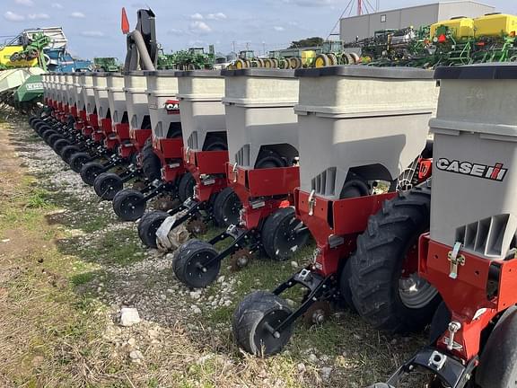 Image of Case IH 1235 equipment image 4