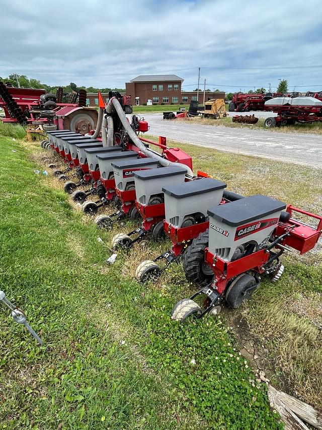Image of Case IH 1235 equipment image 3
