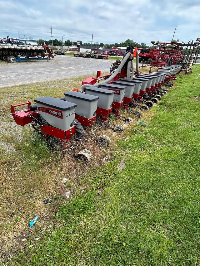 Image of Case IH 1235 equipment image 2