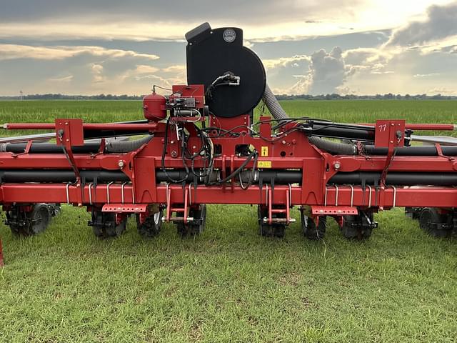 Image of Case IH 1235 equipment image 1