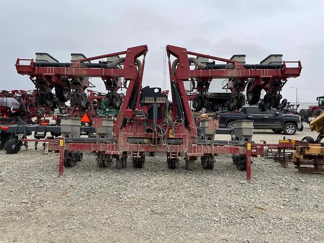 Image of Case IH 1235 equipment image 1