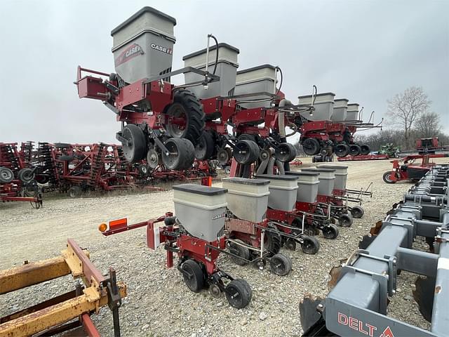 Image of Case IH 1235 equipment image 3